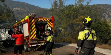 Una persona herida por quemaduras y un bombero con traumatismos en el incendio forestal de Benahavís