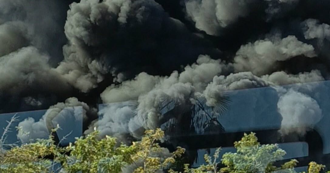 Arde un desguace en Los Asperones y provoca una gran columna de humo negro