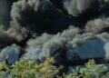 Arde un desguace en Los Asperones y provoca una gran columna de humo negro