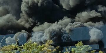 Arde un desguace en Los Asperones y provoca una gran columna de humo negro
