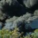 Arde un desguace en Los Asperones y provoca una gran columna de humo negro