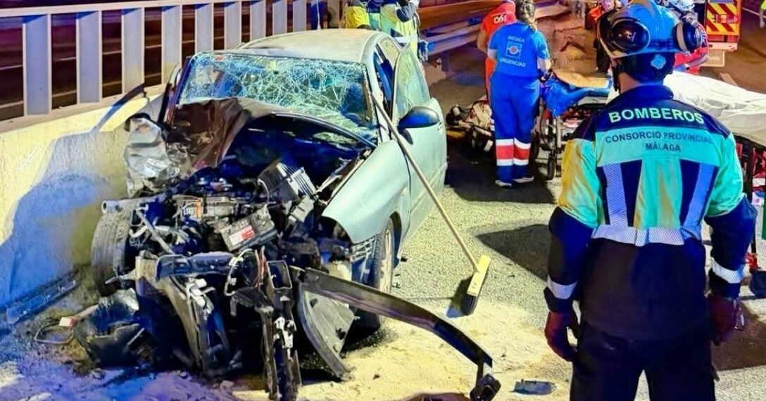 Dos heridos en una colisión frontal de madrugada entre dos turismos en la A-7 por Estepona