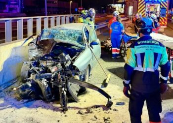 Dos heridos en una colisión frontal de madrugada entre dos turismos en la A-7 por Estepona