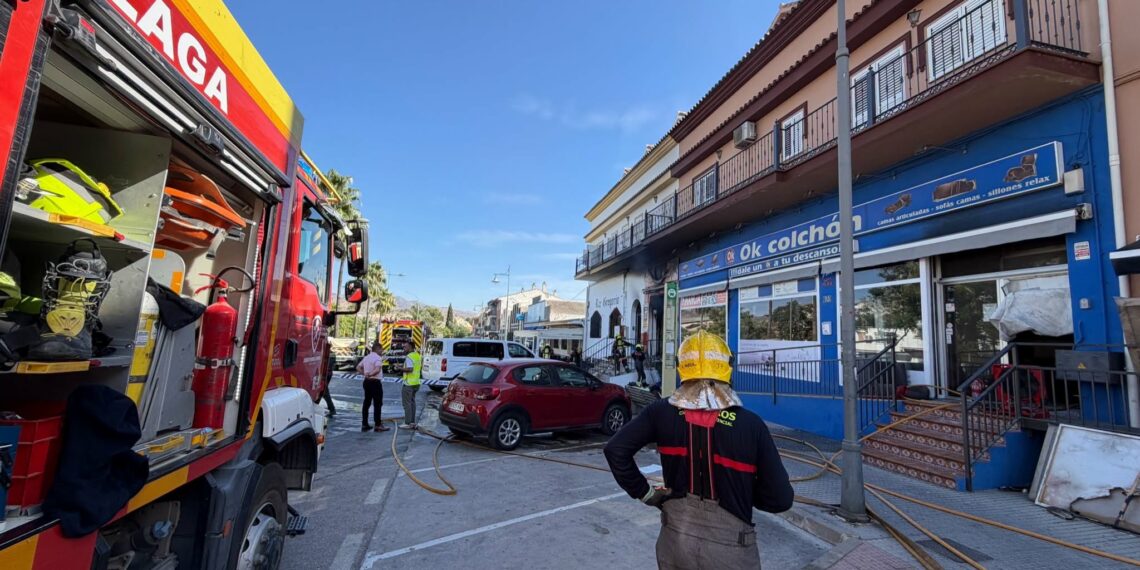 Dos heridos con quemaduras tras la deflagración de una bombona en un asador de pollos de Estación de Cártama