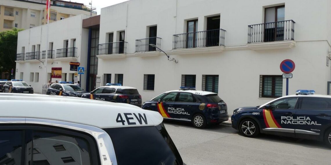 Robaban en coches y amenazaron con arma blanca: la Policía detiene a un hombre y una mujer en Estepona