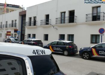 Robaban en coches y amenazaron con arma blanca: la Policía detiene a un hombre y una mujer en Estepona