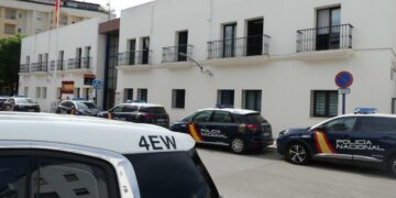 Robaban en coches y amenazaron con arma blanca: la Policía detiene a un hombre y una mujer en Estepona