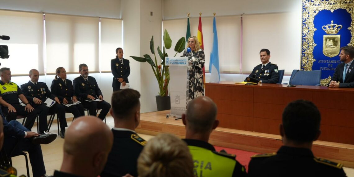 El Ayuntamiento de Fuengirola distingue a seis agentes de la Policía Local por su permanencia en el cuerpo y reconoce las actuaciones destacadas