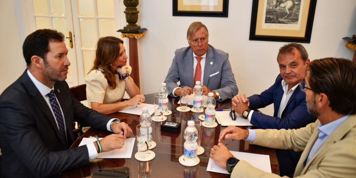 Navarro reivindica el liderazgo exportador de Málaga con más de 2.235 millones de euros en los primeros siete meses del año