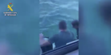 Rescatan a tres jóvenes que habían quedado a la deriva al realizar pesca submarina en Cádiz