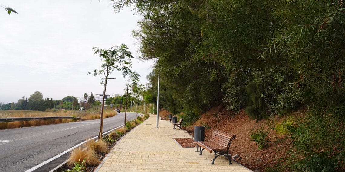Finalizadas las obras que han dotado de 2,3 kilómetros de acerado a la carretera de Benahavís en el tramo urbano de Estepona