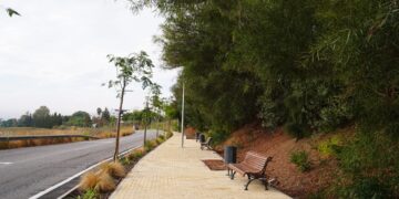 Finalizadas las obras que han dotado de 2,3 kilómetros de acerado a la carretera de Benahavís en el tramo urbano de Estepona