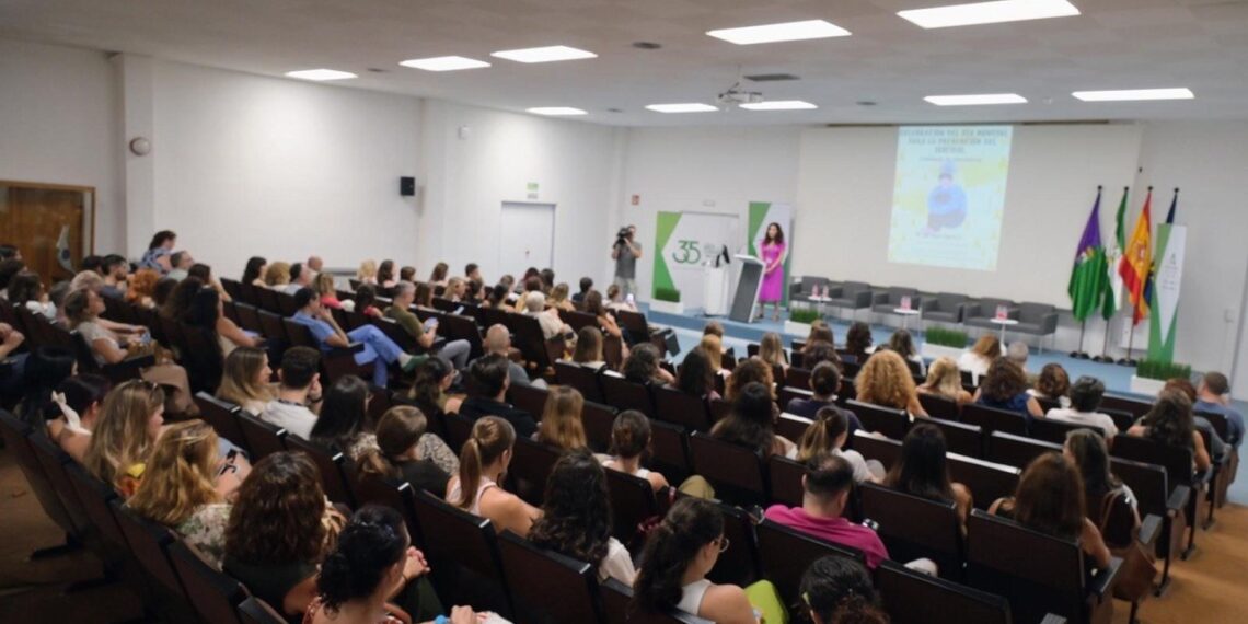 Más de un centenar de profesionales abordan la prevención del suicidio en el Clínico de Málaga