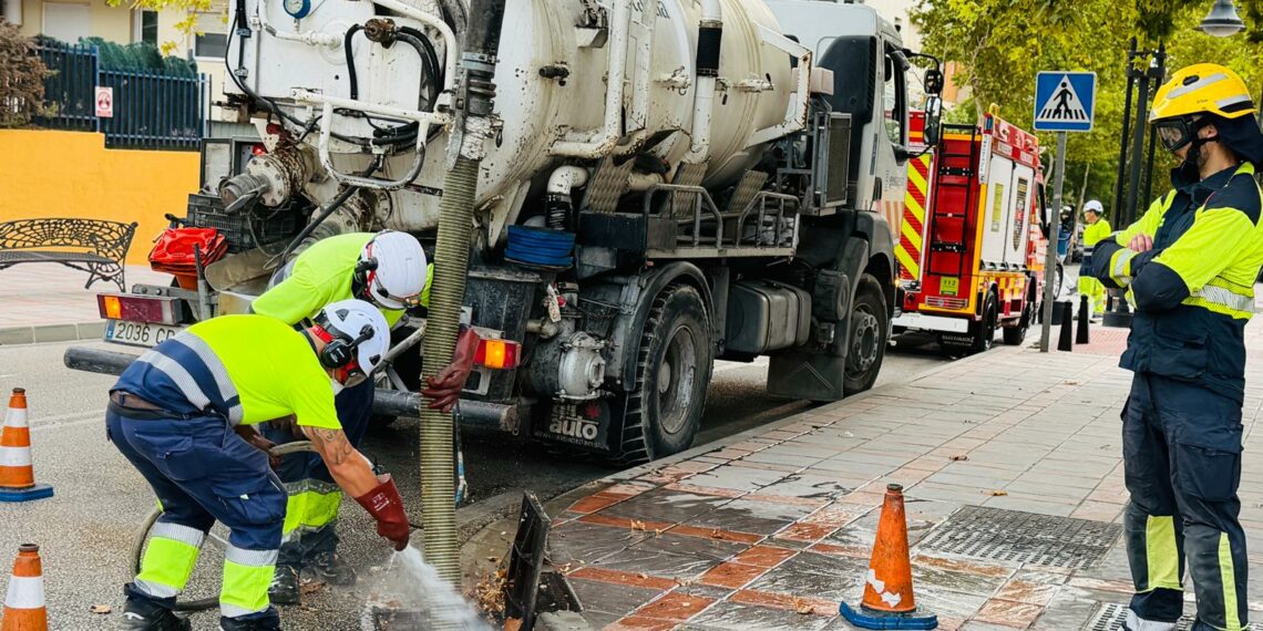 El Ayuntamiento de Fuengirola intensifica la limpieza de los colectores de pluviales de cara a las primeras lluvias del otoño