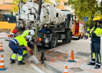 El Ayuntamiento de Fuengirola intensifica la limpieza de los colectores de pluviales de cara a las primeras lluvias del otoño