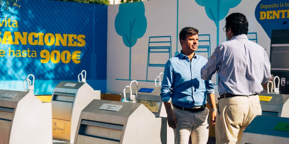 Instalados ocho nuevos contenedores soterrados en la calle Frankfurt de Las Chapas