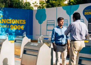 Instalados ocho nuevos contenedores soterrados en la calle Frankfurt de Las Chapas