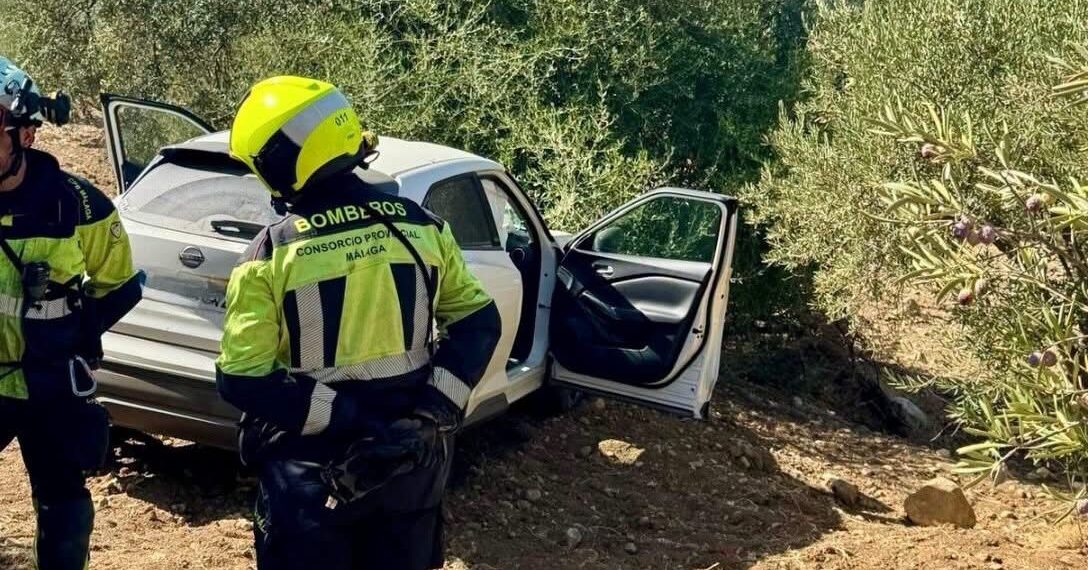 Dos personas resultan heridas tras caer un coche por un terraplén en Álora