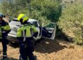 Dos personas resultan heridas tras caer un coche por un terraplén en Álora