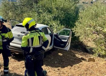 Dos personas resultan heridas tras caer un coche por un terraplén en Álora