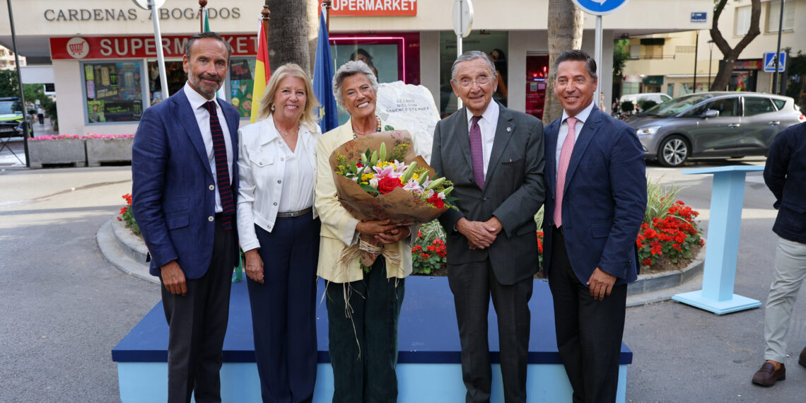 Marbella dedica una glorieta al abogado Nielson Sánchez-Stewart en reconocimiento a sus más de 50 años de compromiso con la ciudad