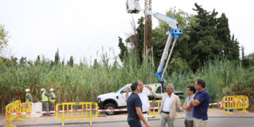 Marbella elimina siete torres de media tensión en la zona de Golden Beach