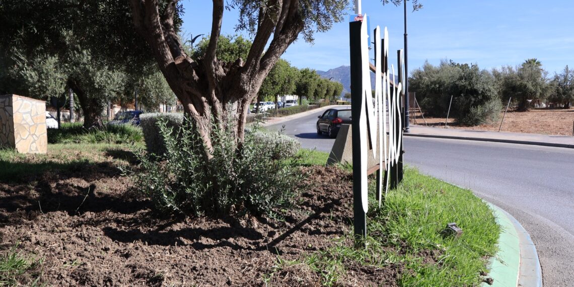 Mijas ha gastado ya este año 210.000 euros en arreglos, replantaciones y mano de obra en los jardines destrozados por los jabalíes