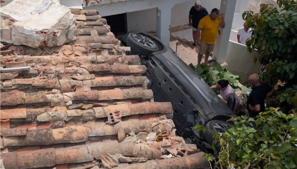 Un coche pierde el control en pleno Mijas Pueblo y acaba estrellado con un hotel