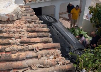 Un coche pierde el control en pleno Mijas Pueblo y acaba estrellado con un hotel