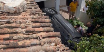 Un coche pierde el control en pleno Mijas Pueblo y acaba estrellado con un hotel