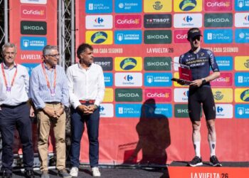 El irlandés Eddie Dunbar gana la etapa malagueña y Enric Mas mantiene el liderato de La Vuelta 2026