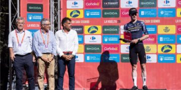 El irlandés Eddie Dunbar gana la etapa malagueña y Enric Mas mantiene el liderato de La Vuelta 2026