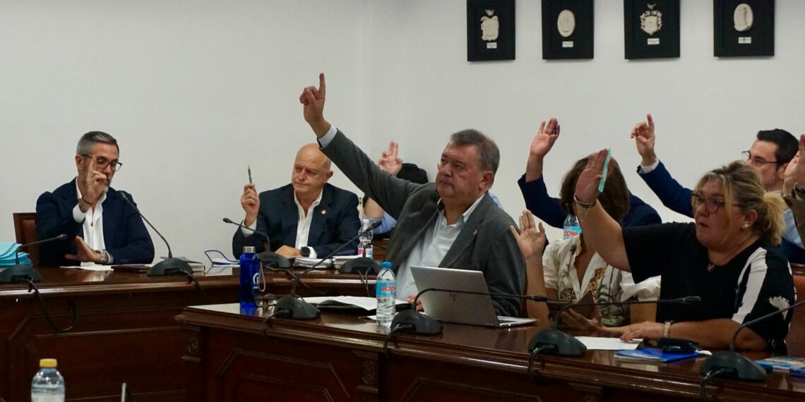 Treinta años de servicio, una persecución y una fuga frustrada: Mijas reconoce en el pleno por unanimidad a sus protagonistas