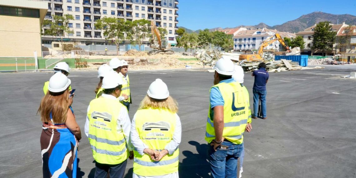 Avanzan los trabajos de derribo de las obras del Macrocomplejo Los Boliches
