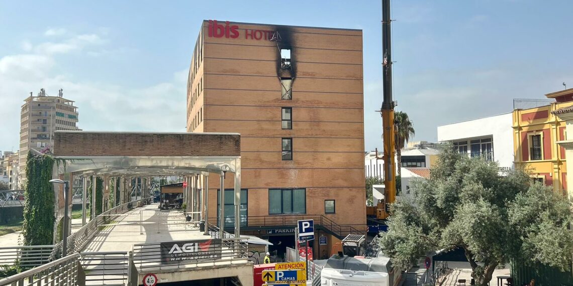 Arranca la demolición del Hotel Ibis más de tres meses después del aparatoso incendio