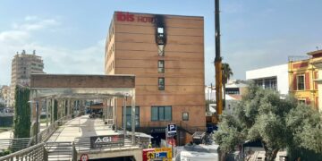 Arranca la demolición del Hotel Ibis más de tres meses después del aparatoso incendio