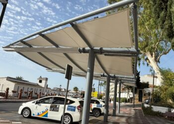 Mejoras en la parada de taxis de Benalmádena Pueblo dentro de la apuesta municipal por modernizar el servicio