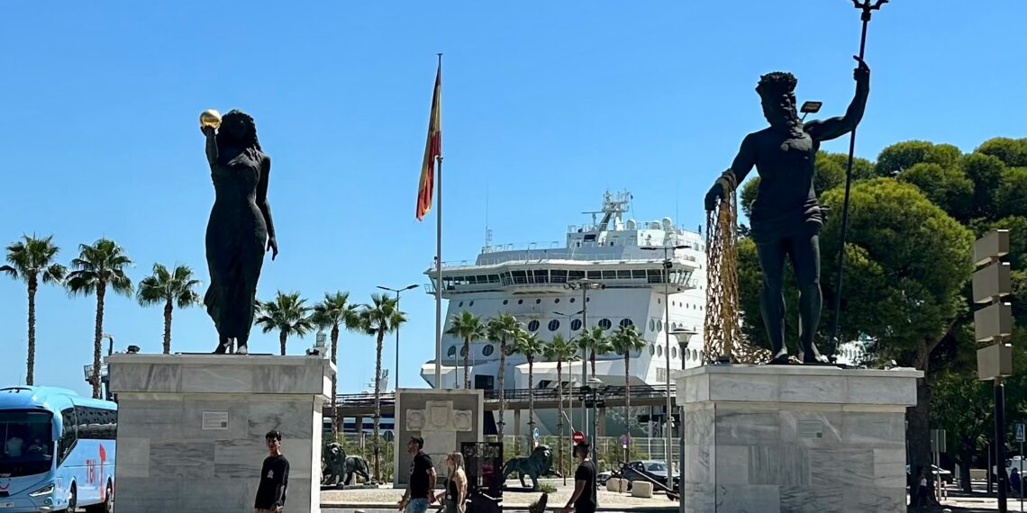 El Ayuntamiento de Málaga acepta la cesión de las esculturas de ‘Las columnas del mar’, que continuarán en el Puerto de Málaga