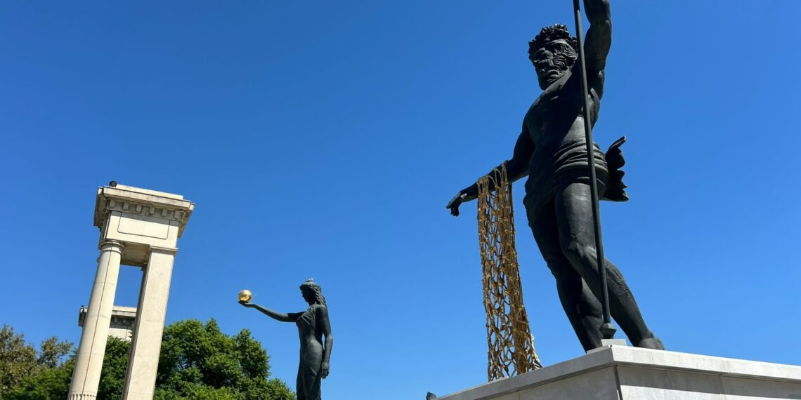 El Puerto de Málaga autoriza mantener las estatuas de Venus y Neptuno en el mismo emplazamiento hasta un año más