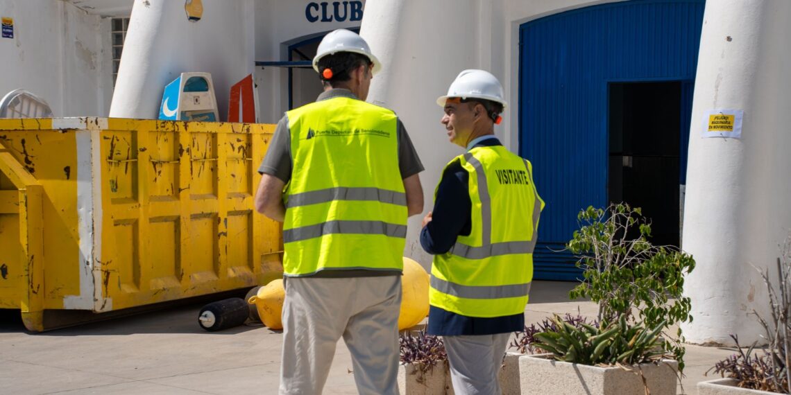 Lara visita las obras de reforma integral del Centro Náutico, que transformarán uno de los edificios clave del Puerto Deportivo