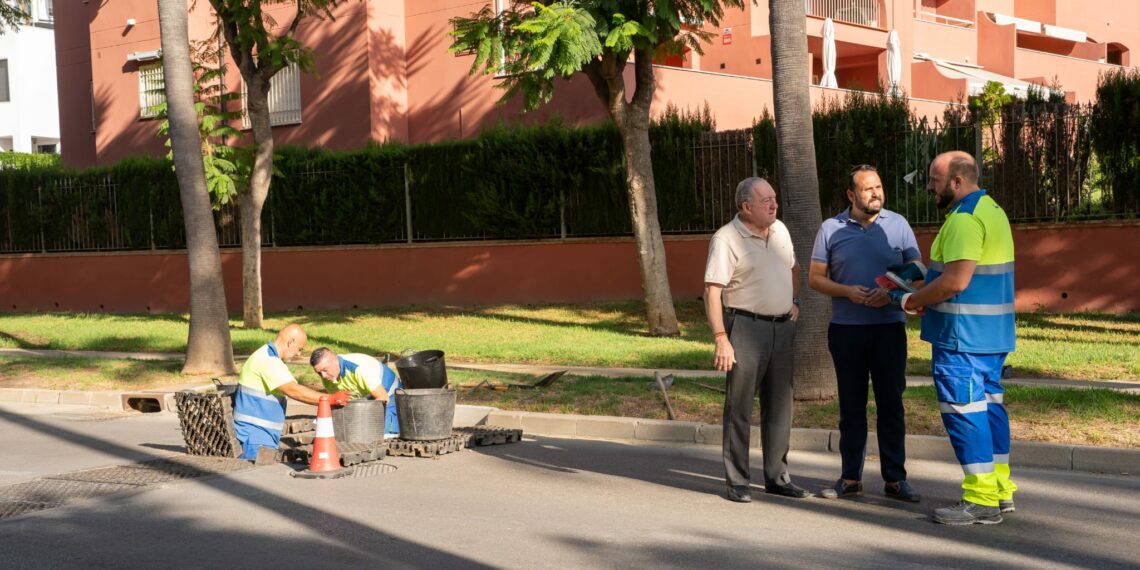 Benalmádena supera los 10.300 imbornales limpiados y refuerza los trabajos preventivos ante la temporada de lluvias