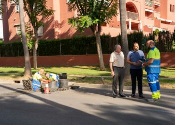 Benalmádena supera los 10.300 imbornales limpiados y refuerza los trabajos preventivos ante la temporada de lluvias