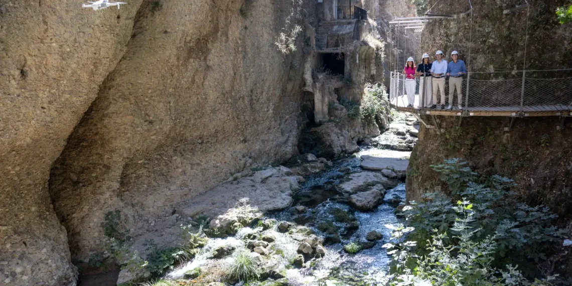 Moreno inaugura el Camino del Desfiladero en Ronda: «Una perspectiva diferente y asombrosa del Tajo»