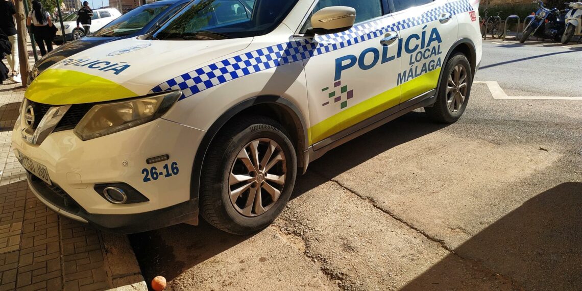 Detenido en la capital por agredir a su pareja, a la que agarró por el cuello y lanzó contra el suelo