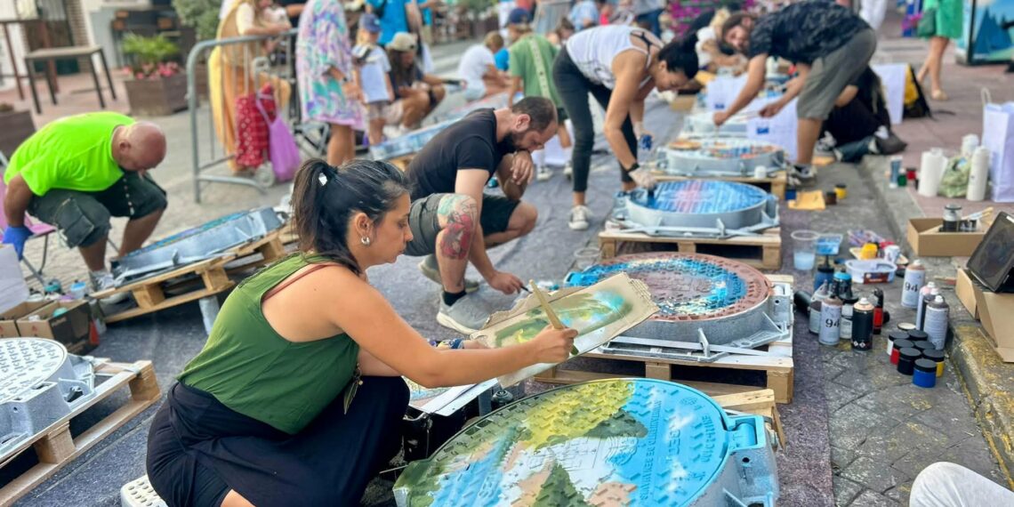 Cuando el arte invade lo cotidiano: Benahavís vuelve a llenar de color sus alcantarillas este septiembre