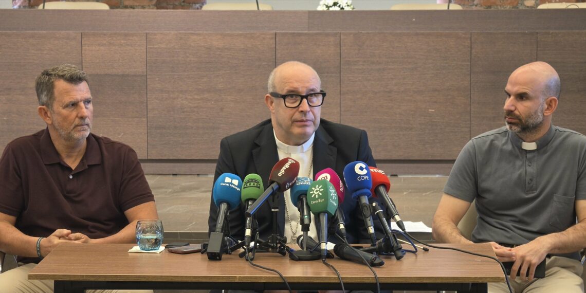 El obispo de Málaga muestra su apoyo a Ceuta y desea que la dignidad de los migrantes «sea respetada»