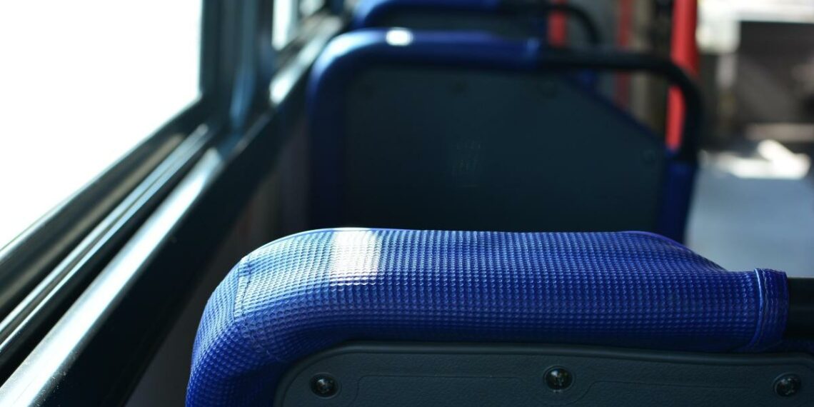 Susto en Benalmádena: hospitalizan a un niño tras intentar cruzar la calzada y ser golpeado por un autobús