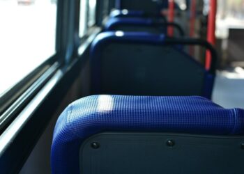 Susto en Benalmádena: hospitalizan a un niño tras intentar cruzar la calzada y ser golpeado por un autobús