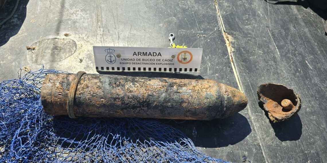 La Unidad de Buceo de la Armada en Cádiz neutraliza un proyectil recuperado por un pesquero en Fuengirola
