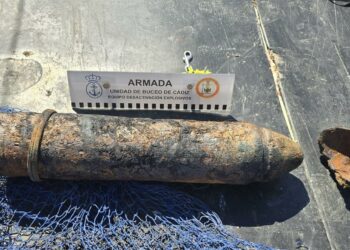 La Unidad de Buceo de la Armada en Cádiz neutraliza un proyectil recuperado por un pesquero en Fuengirola